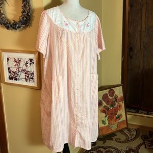 Vintage 90s PINK K Size 2X Seersucker Striped Housedress Robe Embroidered Collar